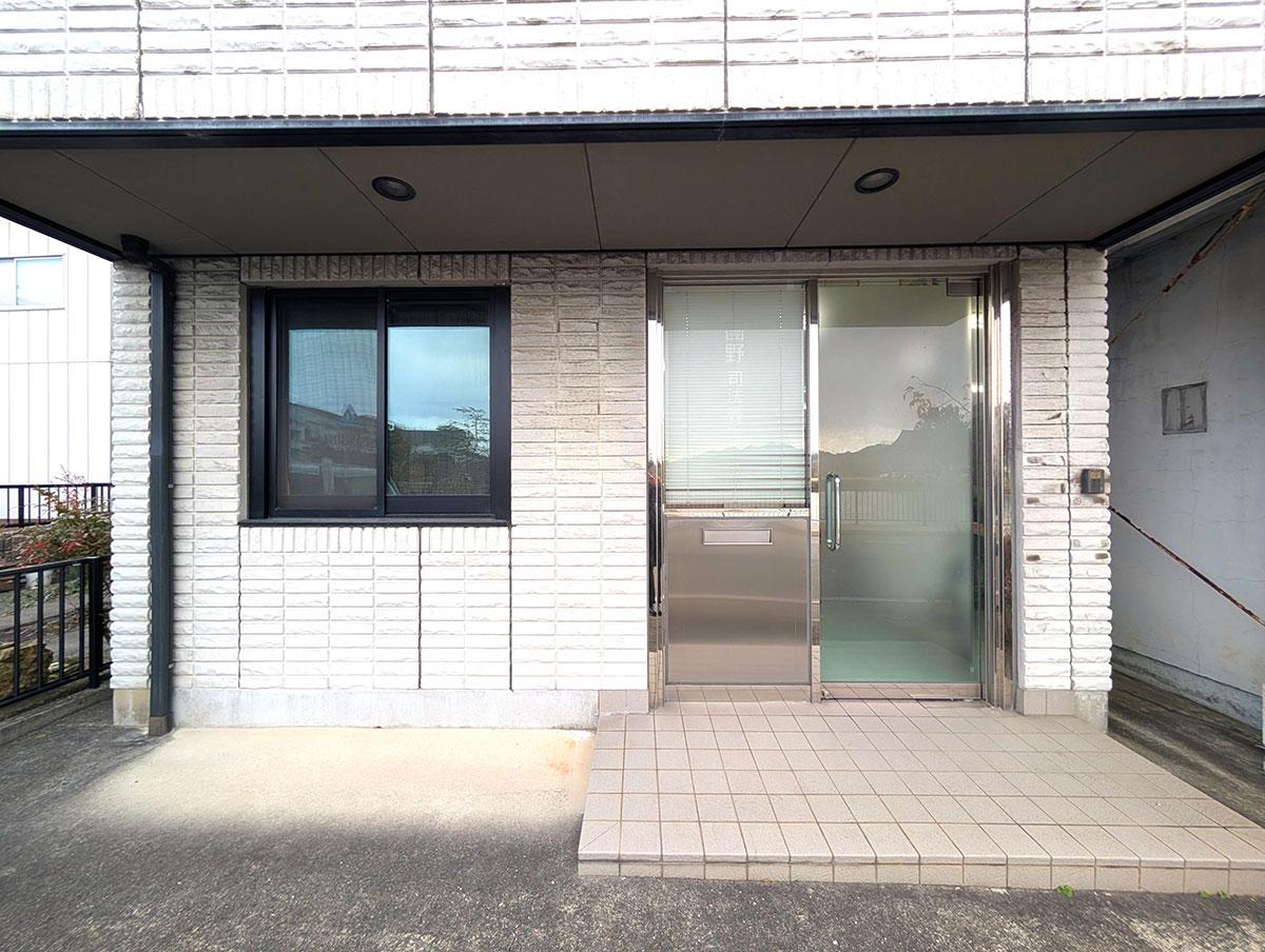 丹波篠山市北新町の売買物件/1F事務所入り口