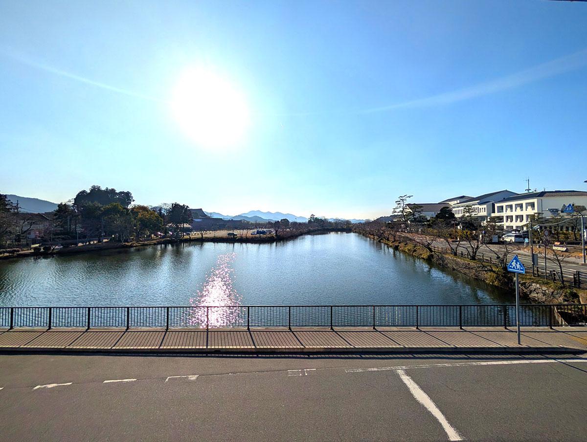 丹波篠山市北新町の売買物件/物件から篠山城跡と池の開放感のあるビュー