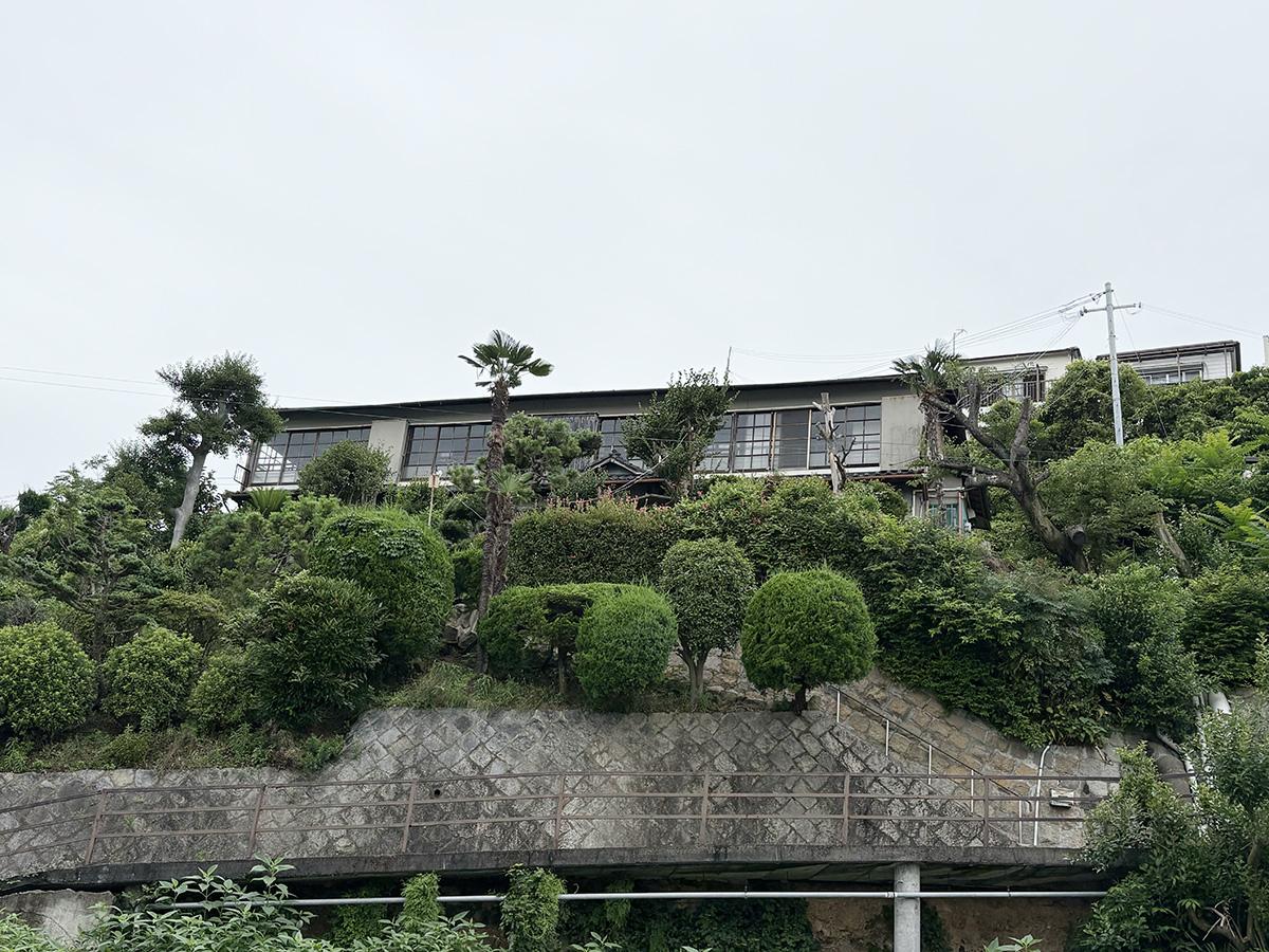神戸市垂水区西舞子の売買物件/丘の上に鎮座する邸宅