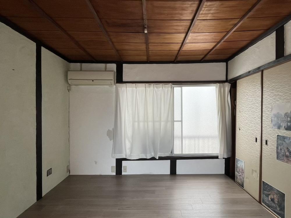 神戸市中央区山本通の賃貸物件/木の天井や襖が残る2階の部屋。