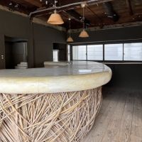 神戸市中央区山本通の賃貸物件/竹を幾重にも編み込んだ、大きな曲線のカウンター。
