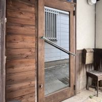 神戸市中央区山本通の賃貸物件/斜めの取っ手が特徴的な玄関の扉。