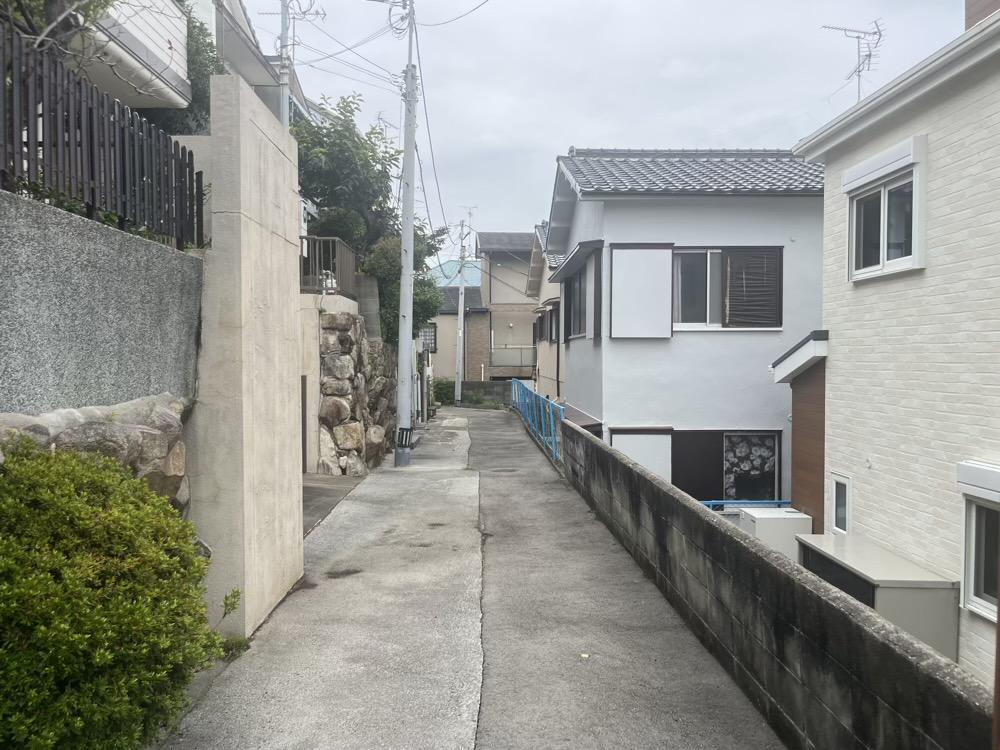 神戸市灘区薬師通の賃貸物件/家の前は細い道のため、車は進入できません。近くの道路からは徒歩で向かいます。