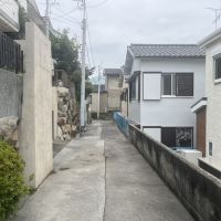 神戸市灘区薬師通の賃貸物件/家の前は細い道のため、車は進入できません。近くの道路からは徒歩で向かいます。