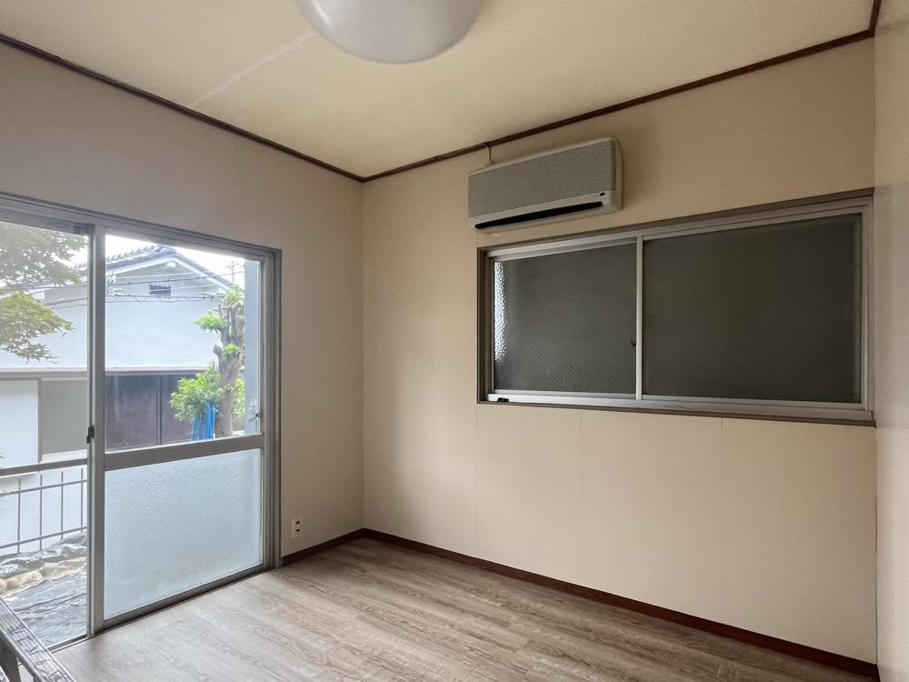 神戸市灘区薬師通の賃貸物件/玄関側には洋室。（エアコンは残置物です。）