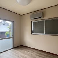 神戸市灘区薬師通の賃貸物件/玄関側には洋室。（エアコンは残置物です。）
