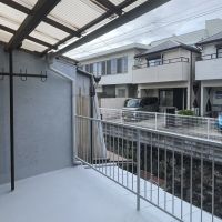 神戸市灘区薬師通の賃貸物件/2階の和室から出られる屋根付きのバルコニー。洗濯物を干す場所として重宝しそうです。