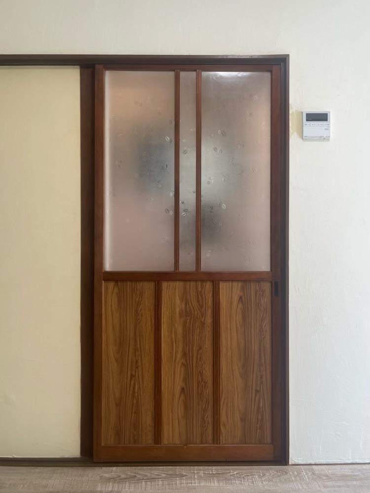 神戸市灘区薬師通の賃貸物件/木製の建具と模様入りのすりガラス。