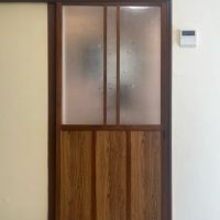 神戸市灘区薬師通の賃貸物件/木製の建具と模様入りのすりガラス。