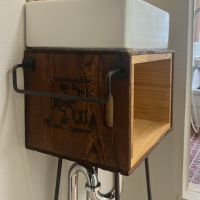 神戸市灘区薬師通の賃貸物件/アサヒビールの古い木箱を再利用した洗面台。オーナー様の遊び心が感じられます。