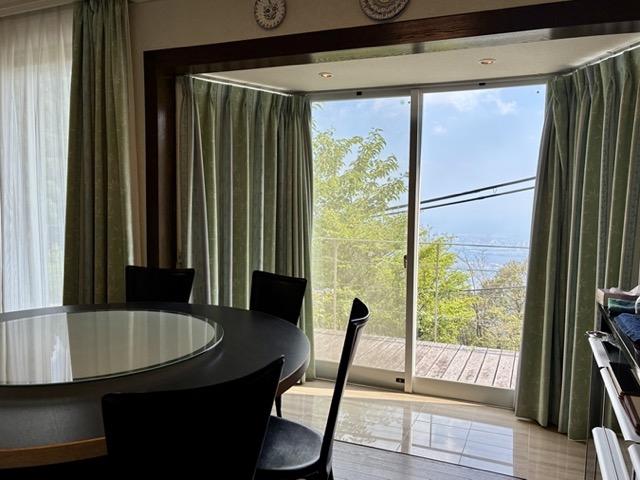 神戸市灘区六甲山町の売買物件/キッチンテーブルからも海が見えるよ