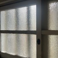 神戸市灘区薬師通の賃貸物件/擦りガラス、木枠がレトロな窓。