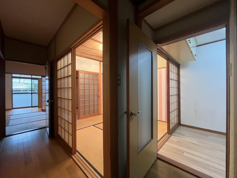 神戸市灘区薬師通の賃貸物件/廊下から見える暖かい灯り。