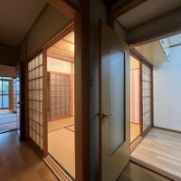 神戸市灘区薬師通の賃貸物件/廊下から見える暖かい灯り。