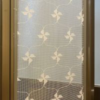 神戸市灘区薬師通の賃貸物件/レトロな模様入りの網戸。