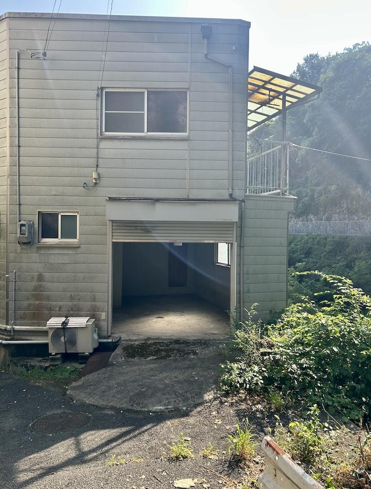 神戸市兵庫区千鳥町の賃貸物件/車庫付き。近隣の道は狭いので軽自動車やバイク、電動自転車が便利です。