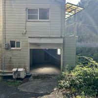 神戸市兵庫区千鳥町の賃貸物件/車庫付き。近隣の道は狭いので軽自動車やバイク、電動自転車が便利です。