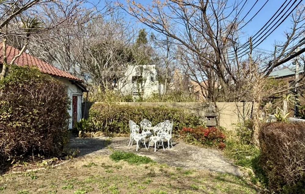 神戸市灘区篠原伯母野山町の売買物件/庭には、木々や草花が育つ余白も。