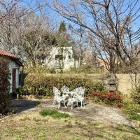 神戸市灘区篠原伯母野山町の売買物件/庭には、木々や草花が育つ余白も。