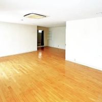 神戸市灘区篠原伯母野山町の売買物件/使い方の幅が広がる、ゆとりある洋室。