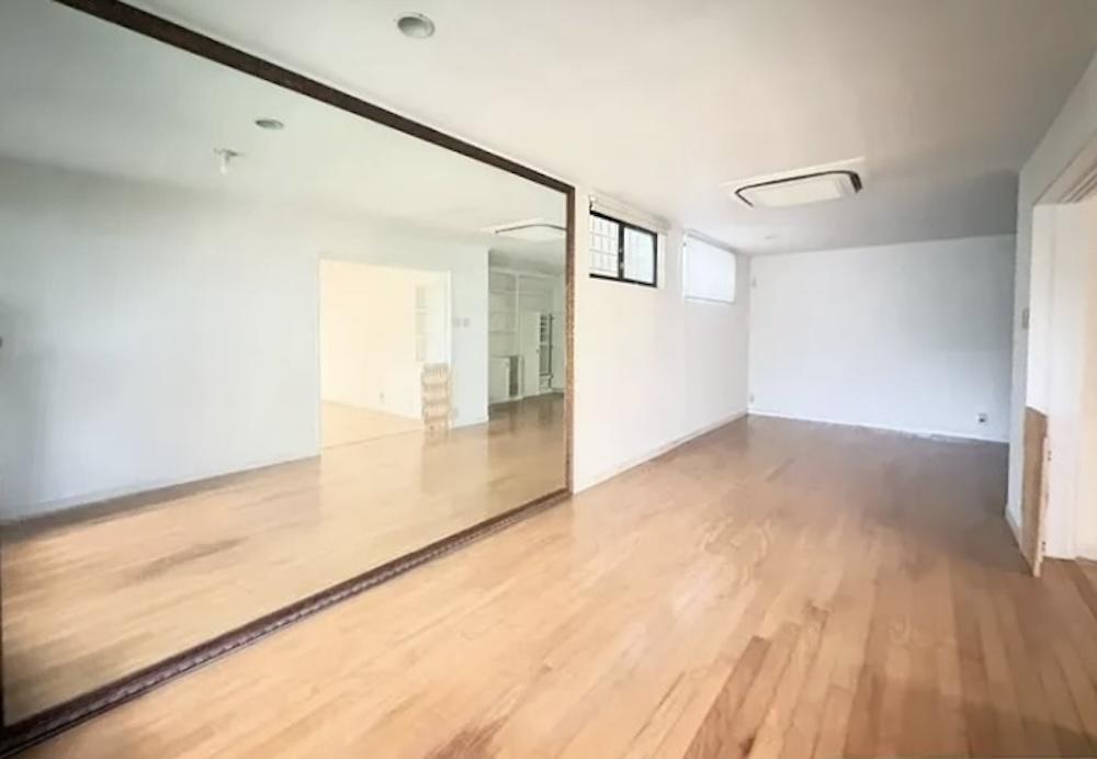 神戸市灘区篠原伯母野山町の売買物件/窓から光が入る明るい洋室。