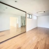 神戸市灘区篠原伯母野山町の売買物件/窓から光が入る明るい洋室。