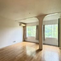 神戸市灘区篠原伯母野山町の売買物件/アールの開口の向こうに、庭の緑。