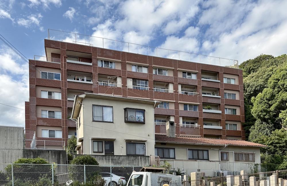 神戸市東灘区本山北町の売買物件/山の緑を背負った、レトロなマンション。