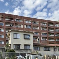 神戸市東灘区本山北町の売買物件/山の緑を背負った、レトロなマンション。