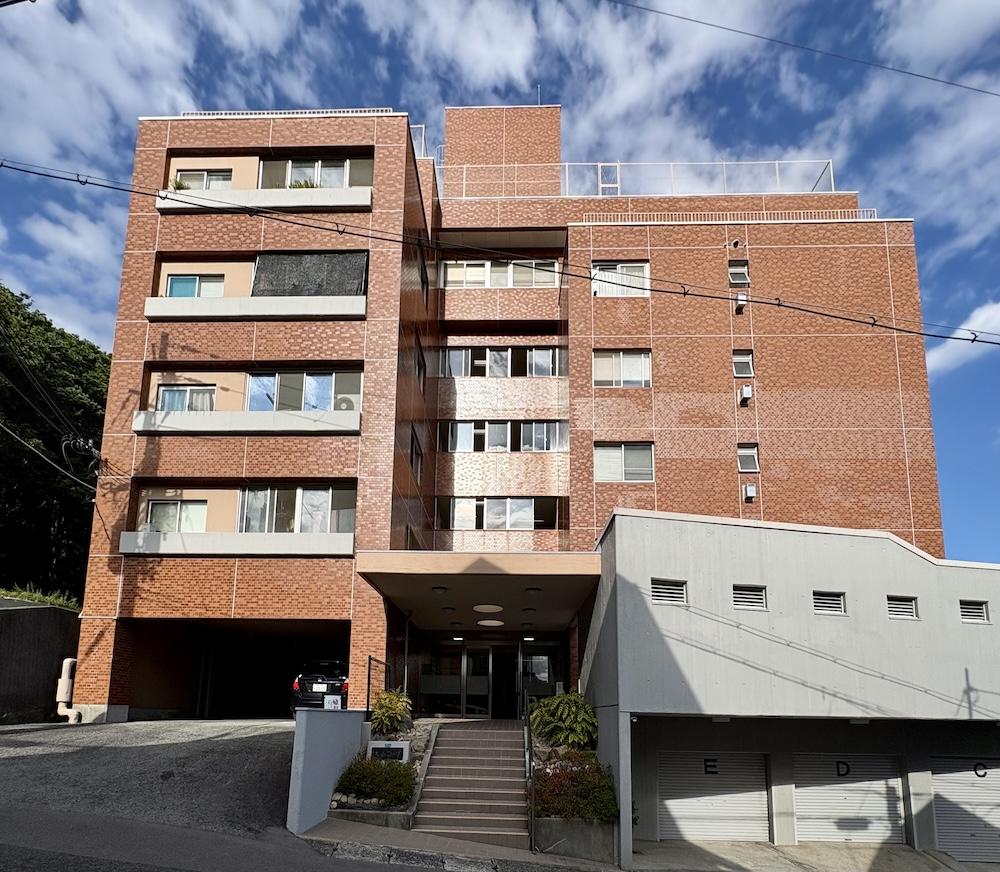 神戸市東灘区本山北町の売買物件/レンガタイルが印象的な、1968年築のマンション。