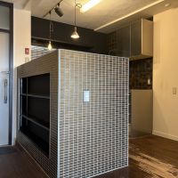 神戸市東灘区本山北町の売買物件/キッチンと靴棚が一体になった、タイルの造作。
