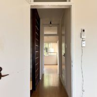 神戸市東灘区本山北町の売買物件/光の入る廊下。