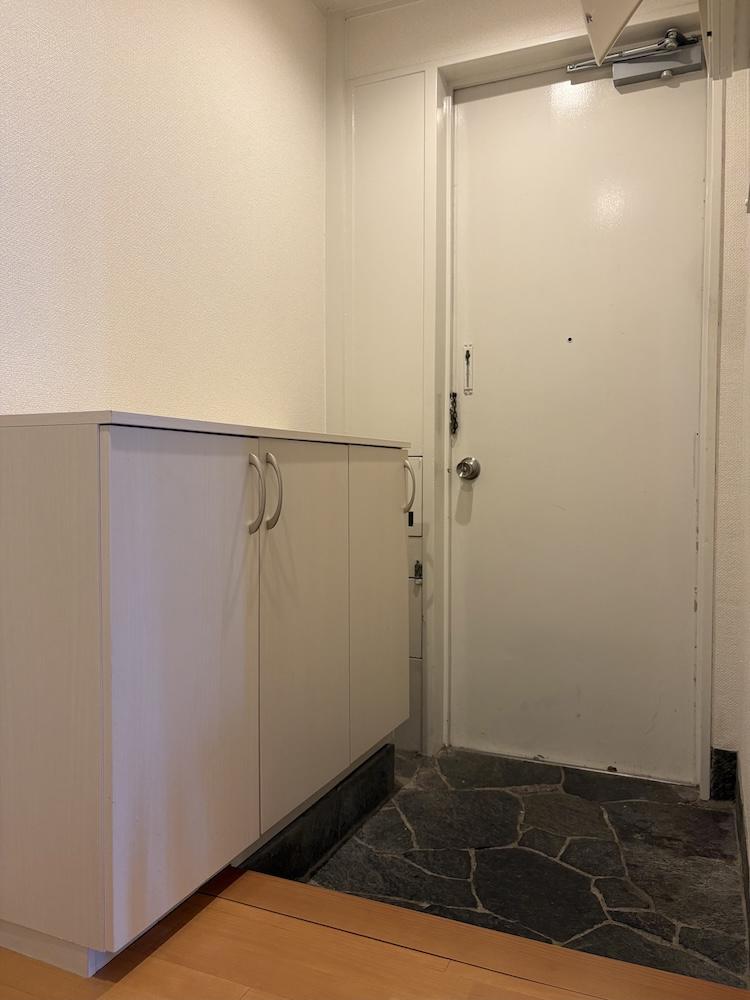 神戸市東灘区岡本の売買物件/石敷の玄関。