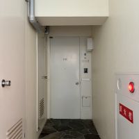神戸市東灘区岡本の売買物件/レトロドアに石敷のアプローチ。