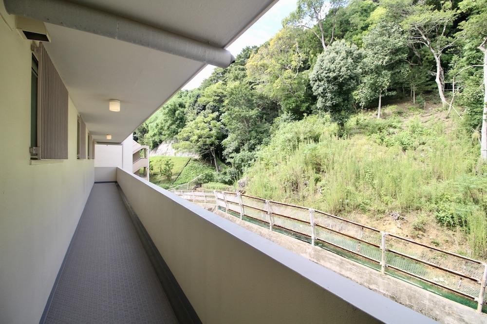 神戸市東灘区岡本の売買物件/すぐ裏は山。緑を横目に部屋へ。