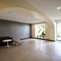 神戸市東灘区岡本の売買物件/アールが印象的なエントランス