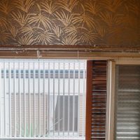 神戸市灘区鶴甲の売買物件/ラタンの雨戸、一見フリッキーな壁紙も○