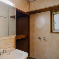 神戸市灘区鶴甲の売買物件/お風呂の前に独立した洗面、横は洗濯パン階段下スペースも収納に
