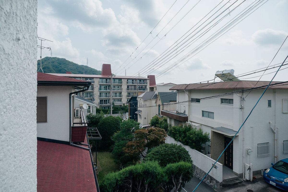 神戸市灘区鶴甲の売買物件/ベランダから山も見えます。