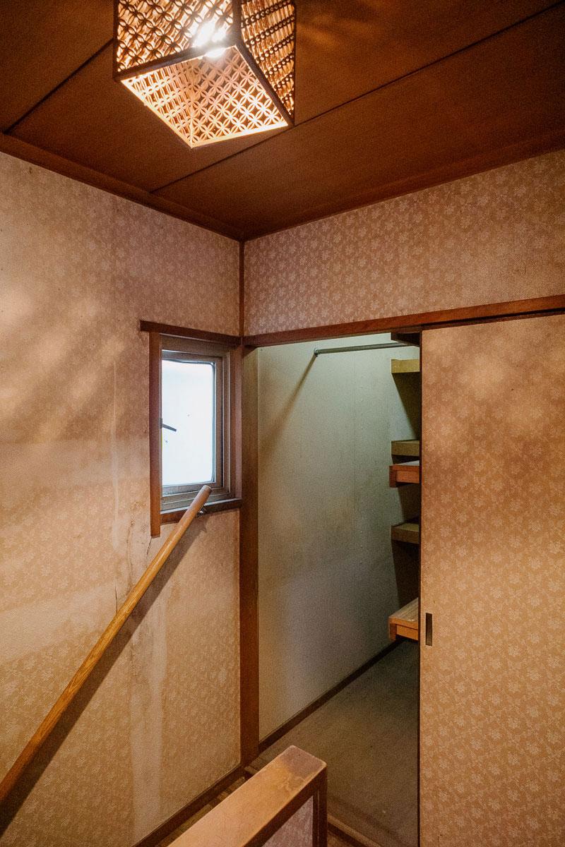神戸市灘区鶴甲の売買物件/照明の陰影がクロスにあたって