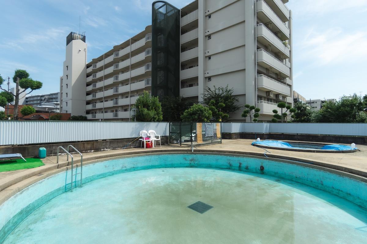 宝塚市旭町の売買物件/マンション敷地内には、なんとプールが！