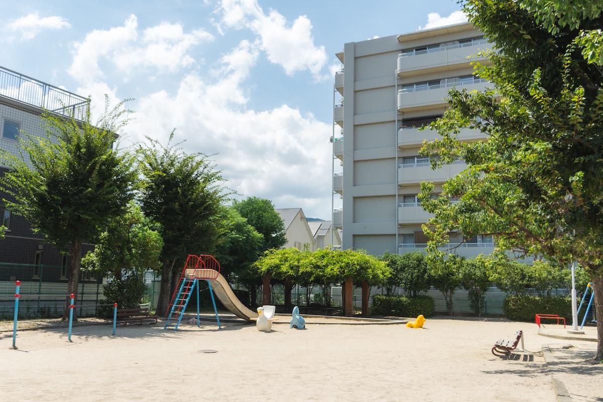 宝塚市旭町の売買物件/マンション隣には公園もあります