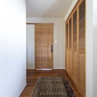 宝塚市旭町の売買物件/玄関から木の質感に癒されます