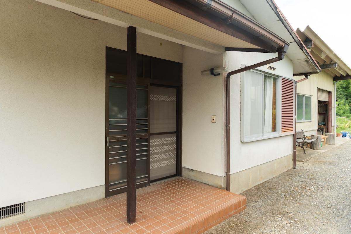 三田市末の売買物件/離れとその奥に農業用倉庫