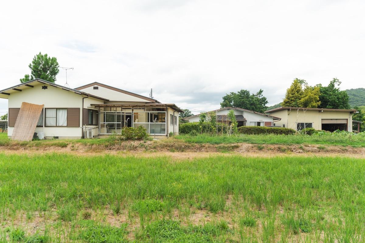 三田市末の売買物件/建物が3棟、その手前は田んぼとして使われていました