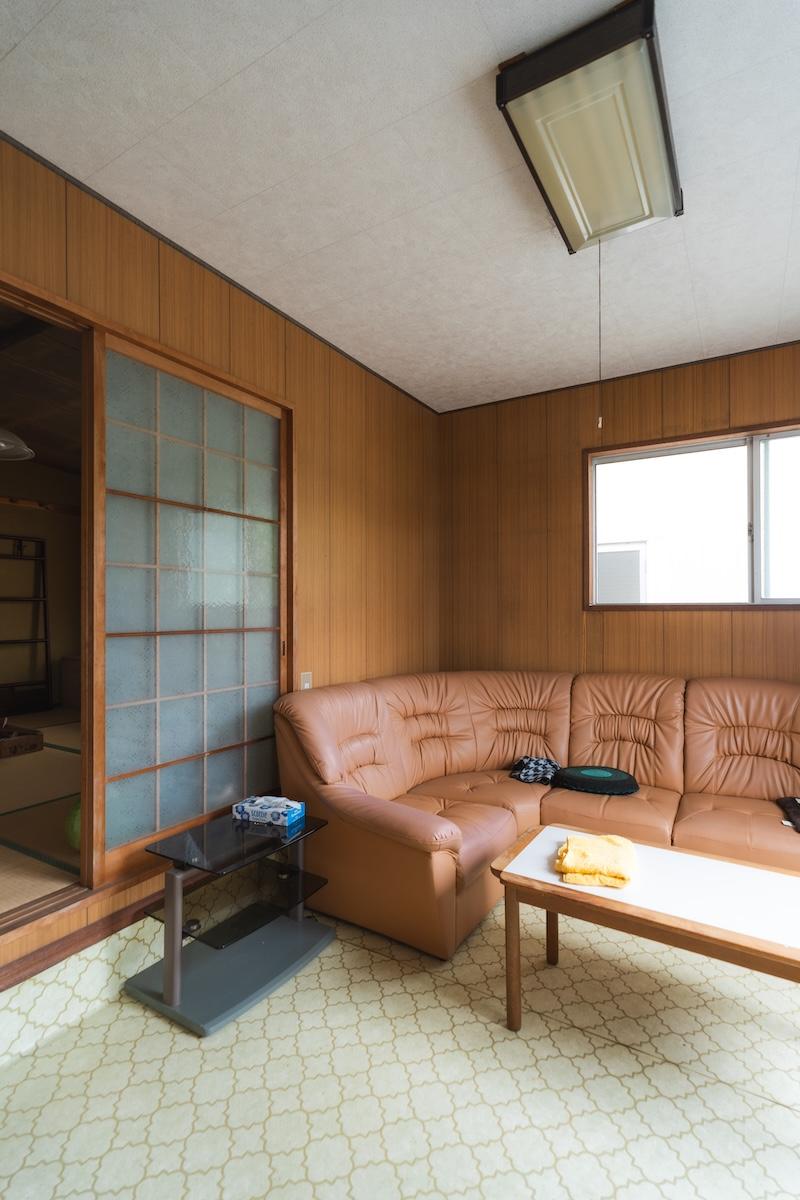 三田市末の売買物件/玄関から靴のまま入れる応接間