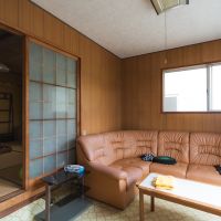 三田市末の売買物件/玄関から靴のまま入れる応接間
