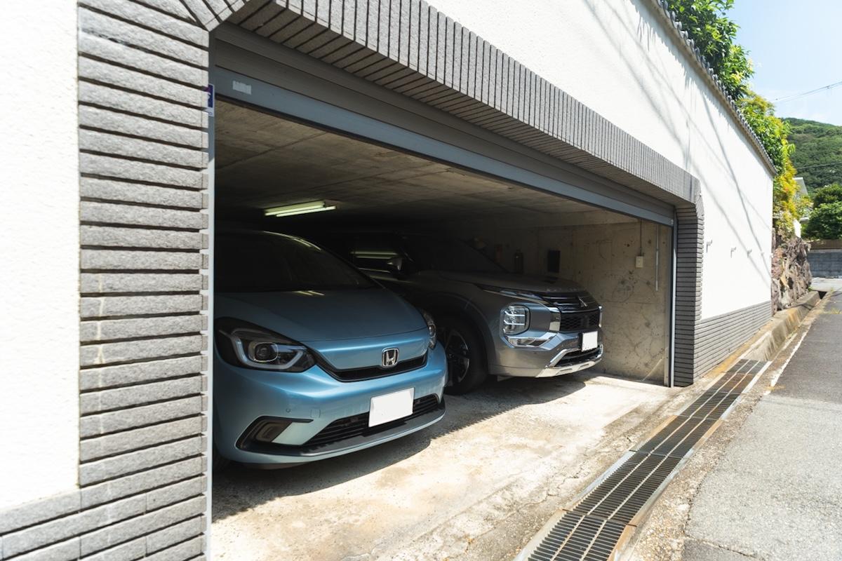 神戸市須磨区高倉台の売買物件/シャッター付きの車庫は2台駐車可能