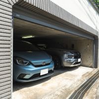 神戸市須磨区高倉台の売買物件/シャッター付きの車庫は2台駐車可能