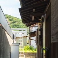 神戸市須磨区高倉台の売買物件/2階へ直接アクセスできる裏口もあるので、2世帯住宅やシェアハウスにも